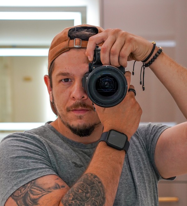 Sebastian González holding his camera